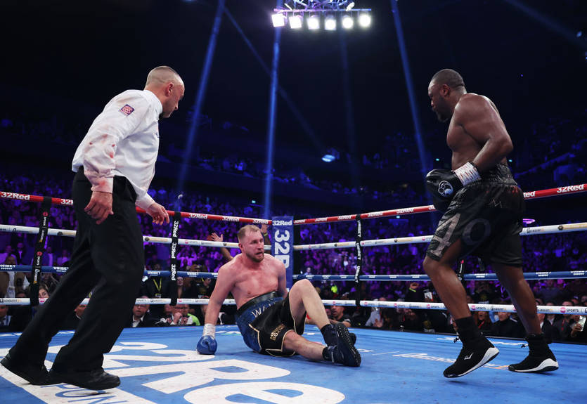 Два нокдауни і побиття: закривавлений Чісора знищив Валліна - відео найкращих моментів бою