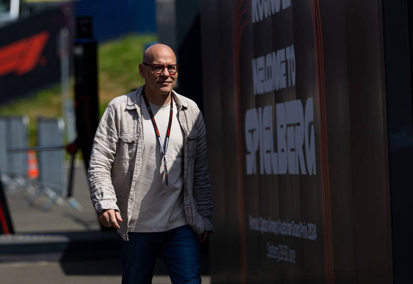 Эксцентричный чемпион Формулы-1 стал послом легендарной конюшни