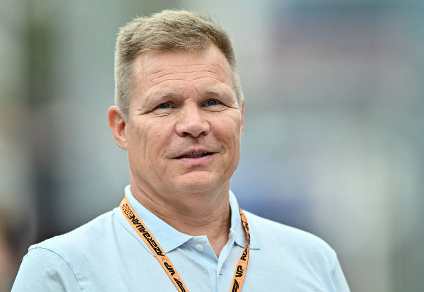 Экс-пилот Феррари выбыл из перечня стюардов Формулы-1 Экс-пилот Феррари выбыл из перечня стюардов Формулы-1