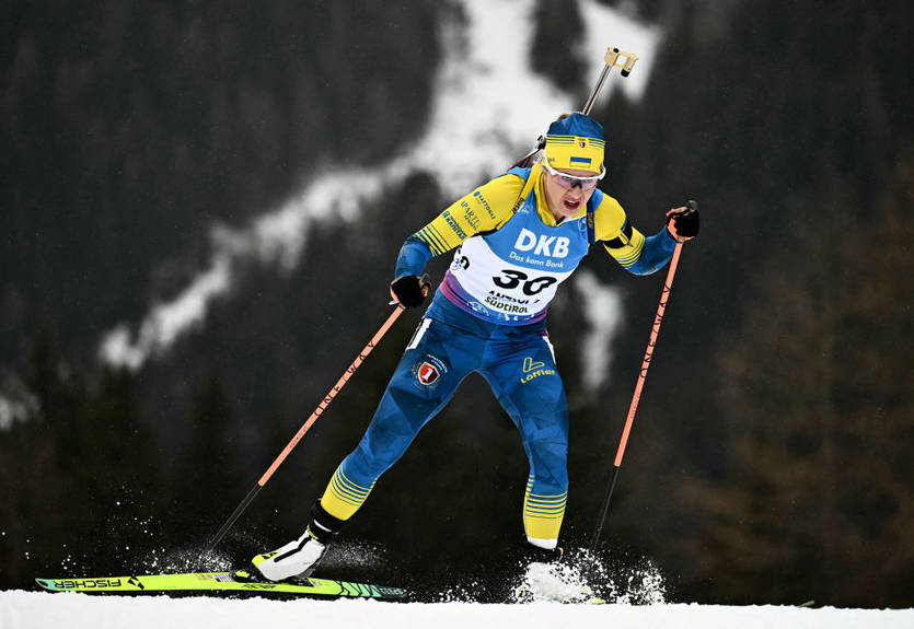 Джима развернула украинский флаг на цветочной церемонии после гонки чемпионата мира